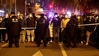 Diketahui, aksi protes di China memuncak setelah adanya kebakaran di Xinjiang, pada Kamis (24/11) waktu setempat. Kebakaran yang menewaskan sejumlah korban itu memicu demo di Xinjiang pada Jumat (25/11) dan menyebar ke kota lain termasuk demo di Shanghai pada Minggu (27/11). Reuters/Thomas Peter