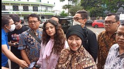 Hater Nangis Histeris, Sujud Minta Maaf ke Ibu Dewi Perssik