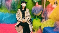 Wanita berusia 31 tahun itu pun memakai masker dan topi untuk menghindari massa. Namun, orang yang berada di sana tetap mengenalinya. (Foto: Weibo Dilraba Dilmurat)