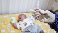 Pemberian vaksin itu bertujuan untuk mencegah polio sejak dini.