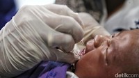Seorang bayi menangis saat diberikan vaksin polio.