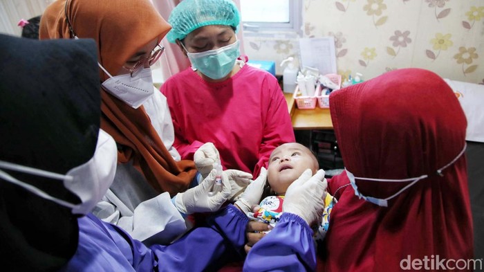 Sejumlah bayi menerima imunisasi polio di Puskesmas Kecamatan Cilincing, Jakarta Utara, Selasa (29/11/2022). Begini ekspresi mereka saat menerima vaksin polio.