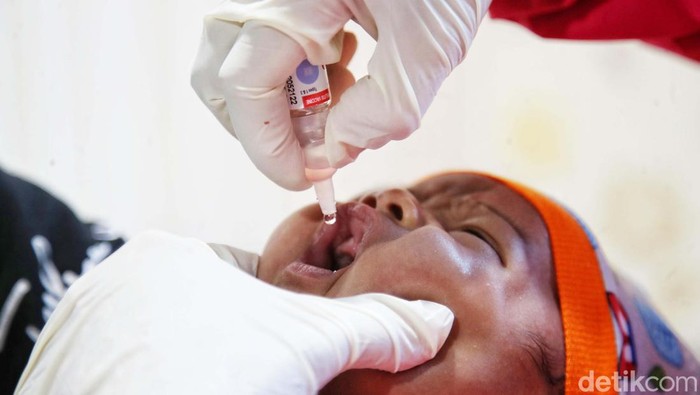 Sejumlah bayi menerima imunisasi polio di Puskesmas Kecamatan Cilincing, Jakarta Utara, Selasa (29/11/2022). Begini ekspresi mereka saat menerima vaksin polio.