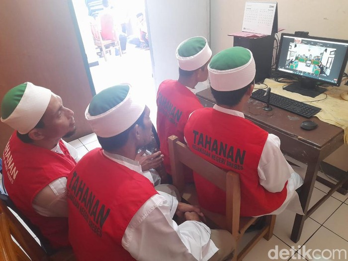 Empat terdakwa kasus Khilafatul Muslimin di Brebes mengikuti sidang vonis secara daring, Selasa (29/11/2022).