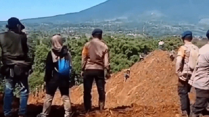 Evakuasi pria Cianjur yang loncat ke lokasi longsor.