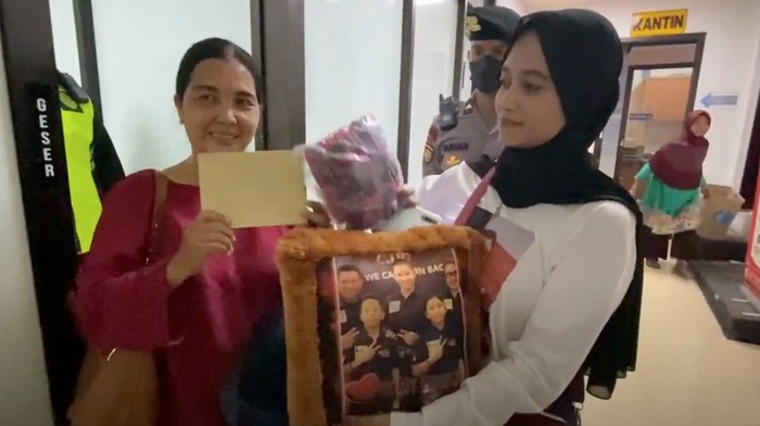 Fans Sambo Nekat Terobos Ruang Sidang Demi Kasih Surat-Bantal