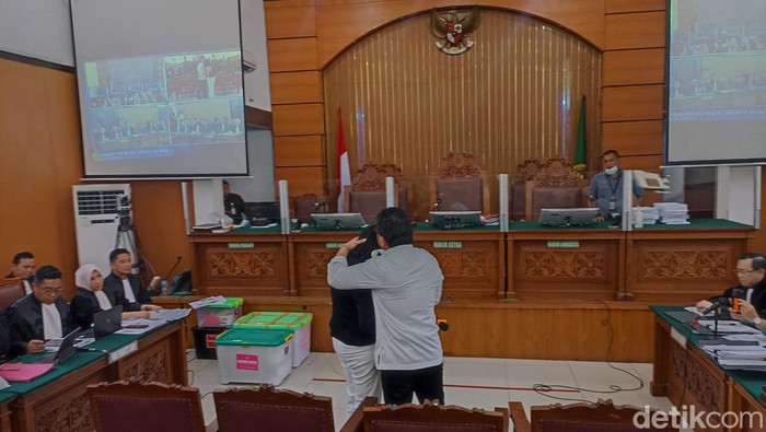 Ferdy Sambo dan Putri Candrawathi kembali dihadirkan di sidang lanjutan kasus pembunuhan Brigadir Yosua. Sambo dan Putri sempat berpelukan di ruang sidang. (Wildan N/detikcom)