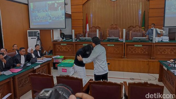 Ferdy Sambo dan Putri Candrawathi kembali dihadirkan di sidang lanjutan kasus pembunuhan Brigadir Yosua. Sambo dan Putri sempat berpelukan di ruang sidang. (Wildan N/detikcom)