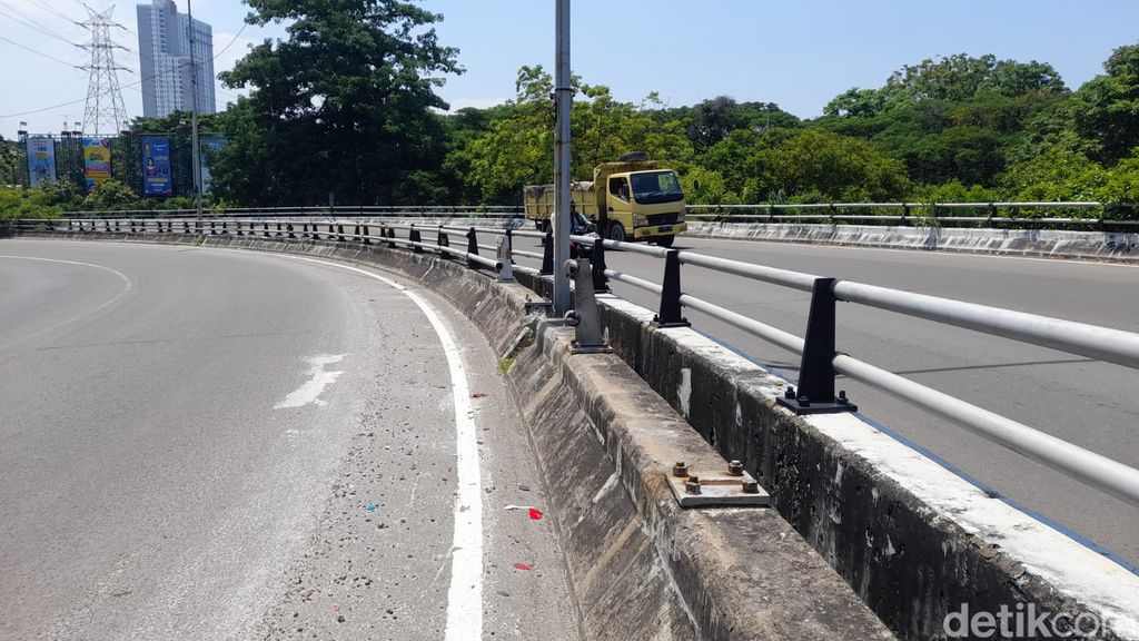 Flyover Jembatan Goyang Jakut, lokasi pemotor jatuh kecelakaan.