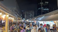 Di pasar malam Thailand ada yang menjual produk ganja dalam bentuk roti brownis.