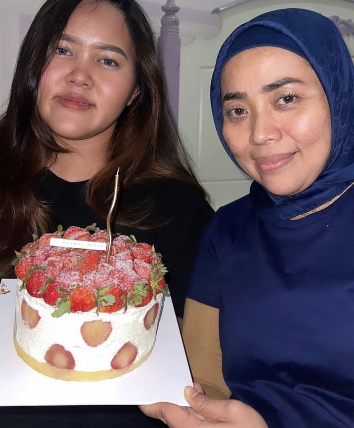 Gaya Muzdalifah Saat Kulineran hingga Promosikan Tempat Makannya Gaya Muzdalifah Saat Kulineran hingga Promosikan Tempat Makannya