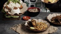 Buka tempat makan bernama Teraz Muzda, dirinya promosikan aneka makanan yang dijualnya. Seperti nasi kuning dengan fried chicken, hingga nasi putih dengan ayam geprek sambal keju. Foto: Instagram @muzdalifah999