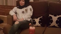 Minum jus strawberry di salah satu lounge mewah, dirinya memang kerap mengabadikan momen kulinerannya. Foto: Instagram @muzdalifah999