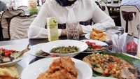 Ini pose Muzdalifah santap makanan nasi Padang aneka lauk seperti ikan bakar, ayam bakar, rendang, sambel cabe ijo dan masih banyak lagi.  Foto: Instagram @muzdalifah999