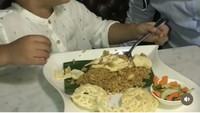 Disuapi sang anak nasi goreng, Muzdalifah tersenyum manis dan penuh rasa bahagia. Foto: Instagram @muzdalifah999