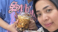 Temani sang putri jalan-jalan, keduanya kompak jajan bubble tea yang dingin manis. Foto: Instagram @muzdalifah999