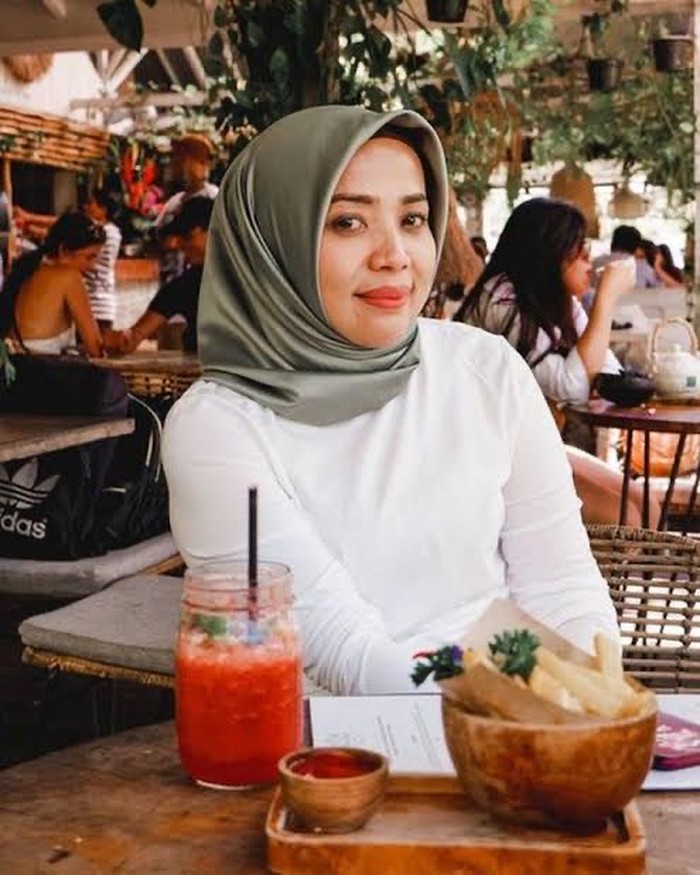 Gaya Muzdalifah Saat Kulineran hingga Promosikan Tempat Makannya