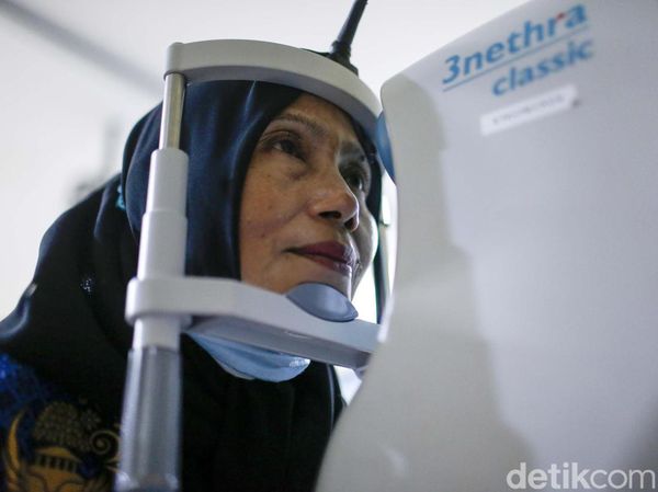 Gratis! Para Guru Ini Diperiksa Kesehatan Matanya