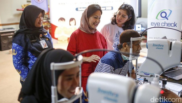 Para guru aktif dan purnabakti, serta staf SMAN 4 Jakarta mengikuti pemeriksaan kesehatan mata. Kegiatan ini dalam rangka memperinngati Hari Guru.