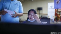 Dokter tengah memeriksa kondisi mata salah seorang guru SMAN 4 Jakarta, Selasa (29/11/2022).