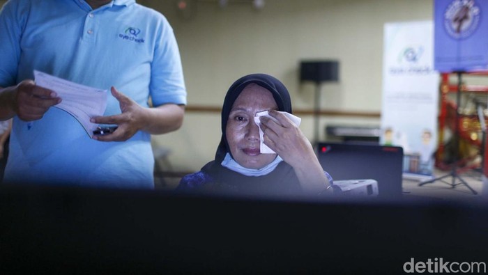 Para guru aktif dan purnabakti, serta staf SMAN 4 Jakarta mengikuti pemeriksaan kesehatan mata. Kegiatan ini dalam rangka memperinngati Hari Guru.