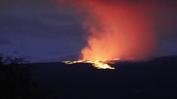 Gunung ini terletak di kawasan Taman Nasional Gunung Berapi Hawaii. Mauna Loa dalam bahasa Hawaii artinya pegunungan panjang, demikian menurut ensiklopedia Britannica. Tak heran, karena Mauna Loa ini meliputi setengah Big Island atau Pulau Besar atau Pulau Hawaii, pulau terbesar di Kepulauan Hawaii. (AP Photo/Chelsea Jensen)