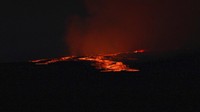 Sejak pertengahan abad ke-19, Zona Celah Timur Laut Mauna Loa telah meletus delapan kali: pada tahun 1843, 1852, 1855–1856, 1880–1881, 1899, 1935–1936, 1942, dan 1984. Aliran lahar dari Zona Celah Timur Laut dapat mengalir ke arah utara, barat, barat laut, selatan, dan barat daya. (AP Photo/Chelsea Jensen)