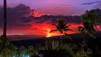 Gunung api terbesar di dunia, Mauna Loa, meletus untuk pertama kalinya setelah 38 tahun. Gunung berapi yang terletak di Hawaai ini erupsi pada 27 November pukul 23.30 waktu setempat. (Reuters/Twitter/pfranci2)
