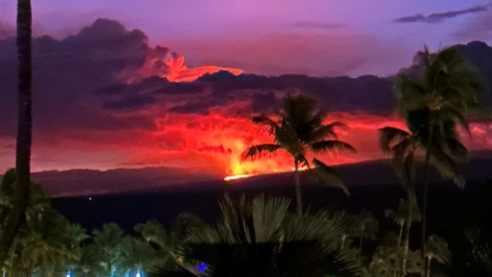 Gunung Api Terbesar Dunia, Mauna Loa di Hawaii Meletus The eruption of Hawaii's Mauna Loa volcano is seen from Waikoloa Village, Hawaii, U.S November 28, 2022 in this picture picture obtained from social media. Twitter @pfranci2/via REUTERS THIS IMAGE HAS BEEN SUPPLIED BY A THIRD PARTY. MANDATORY CREDIT. NO RESALES. NO ARCHIVES.