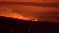 Gunung api terbesar di dunia, Mauna Loa di Hawaii, meletus pada Senin (28/11/2022) waktu setempat. Lava cair terlihat mengalir dari puncak gunung, sementara kepulan asap menutupi area sekitar Mauna Loa. (Reuters/Magahawaii)