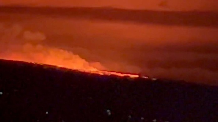 Gunung Api Terbesar Dunia, Mauna Loa di Hawaii Meletus A general view of Hawaii's Mauna Loa volcano, in Kailua-Kona, Hawaii, U.S., November 28, 2022 in this screen grab taken from a social media video. kelly/ @MAGAHAWAII/via REUTERS THIS IMAGE HAS BEEN SUPPLIED BY A THIRD PARTY. MANDATORY CREDIT. NO RESALES. NO ARCHIVES.