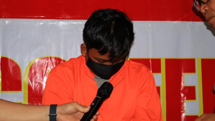 Guru bejat di Jatiasih, Bekasi, Jawa Barat, berinisial AD (28) ditangkap polisi usai mencabuli siswa SD (Dok Polres Metro Bekasi Kota)