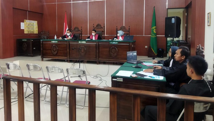 Pengacara terdakwa ibu bawa anak bayi di Rutan Kelas II B Pandeglang meminta kepada majelis hakim untuk menangguhkan penahanan. Hakim persindangan memerintahkan agar ibu membawa bayi jadi tahanan rumah.