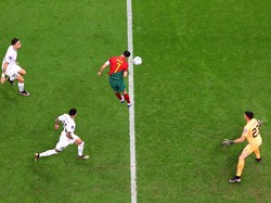 Gol pembuka Portugal terjadi di menit ke-54. Bruno Fernandes mengirim umpan ke depan kotak penalti, Ronaldo kemudian melompat, namun tak terkena dan bola tetap masuk ke gawang. Reuters/Matthew Childs  