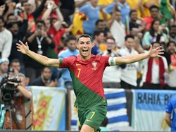 Namun, terdengar announcer di stadion menyampaikan gol itu milik Bruno Fernandes dan tayangan ulang mempertegas kalau bola tak tersentuh kepala Ronaldo. Getty Images/Lionel Hahn  