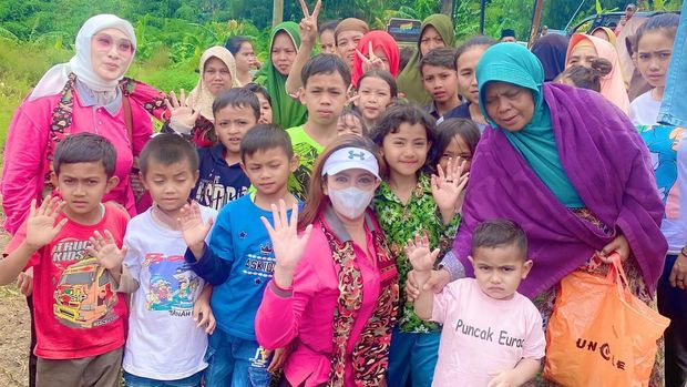 Heni Tania saat berikan bantuan untuk korban gempa Cianjur.