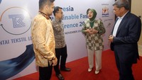 Ketua Umum Rantai Tekstil Lestari (RTL) Basrie Kamba (dari kanan) berbincang dengan Deputi Bidang Ekonomi, Bappenas/ Kementerian PPN Amalia Adininggar Widyasanti, Board of Management RTL Fitrian Ardiansyah dan General Secretary RTL Yudha Amdan di sela-sela acara Indonesia Sustainable Fashion Conference 2022 di Jakarta, Selasa (29/11). 