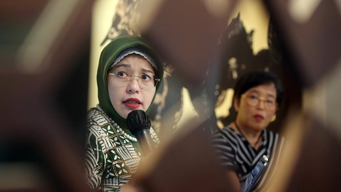 Ketua Umum Rantai Tekstil Lestari (RTL) Basrie Kamba (dari kanan) berbincang dengan Deputi Bidang Ekonomi, Bappenas/ Kementerian PPN Amalia Adininggar Widyasanti, Board of Management RTL Fitrian Ardiansyah dan General Secretary RTL Yudha Amdan di sela-sela acara Indonesia Sustainable Fashion Conference 2022 di Jakarta, Selasa (29/11). RTL mewadahi para pemangku kepentingan di bidang tekstil dan fashion untuk mendengarkan dan bertukar pendapat mencari jalan keluar pada isu sosial, ekonomi, lingkungan, dan teknologi di bidang fashion di tanah air.