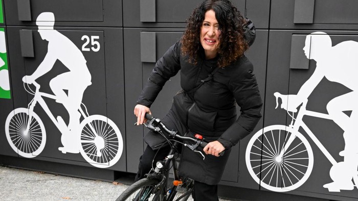 Ini Dia Penampakan Box Sepeda di Berlin yang Canggih Banget 28 November 2022, Berlin: At the presentation of new bicycle parking facilities at Rathaus Schöneberg, the Berlin-wide access, booking and billing system for secure bicycle parking, ParkYourBike, is also put into operation, which can be used to reserve bicycle boxes, among other things. Photo: Jens Kalaene/dpa (Photo by Jens Kalaene/picture alliance via Getty Images)
