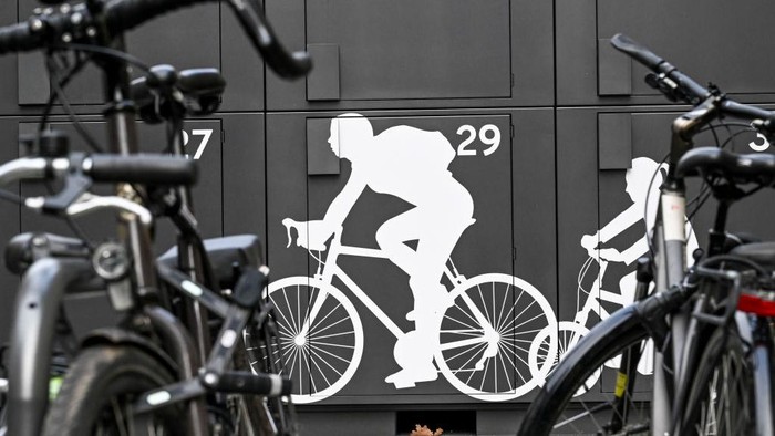 Ini Dia Penampakan Box Sepeda di Berlin yang Canggih Banget 28 November 2022, Berlin: At the presentation of new bicycle parking facilities at Rathaus Schöneberg, the Berlin-wide access, booking and billing system for secure bicycle parking, ParkYourBike, is also put into operation, which can be used to reserve bicycle boxes, among other things. Photo: Jens Kalaene/dpa (Photo by Jens Kalaene/picture alliance via Getty Images)
