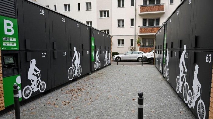 Ini Dia Penampakan Box Sepeda di Berlin yang Canggih Banget 28 November 2022, Berlin: At the presentation of new bicycle parking facilities at Rathaus Schöneberg, the Berlin-wide access, booking and billing system for secure bicycle parking, ParkYourBike, is also put into operation, which can be used to reserve bicycle boxes, among other things. Photo: Jens Kalaene/dpa (Photo by Jens Kalaene/picture alliance via Getty Images)