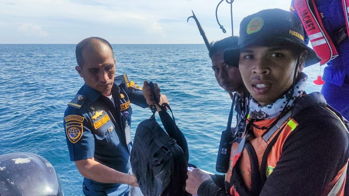 Tim SAR gabungan melakukan evakuasi serpihan dari helikopter milik Polri NBO-105 yang jatuh di perairan Manggar, Belitung Timur, Kepulauan Bangka Belitung, Senin (28/11/2022). Tim SAR gabungan berhasil menemukan serpihan helikopter NBO-105 Polri dan mengevakuasi satu jenazah korban yang merupakan mekanik helikopter tersebut. ANTARA FOTO/Dok Kantor SAR Pangkal Pinang/Handout/Lmo/wsj.