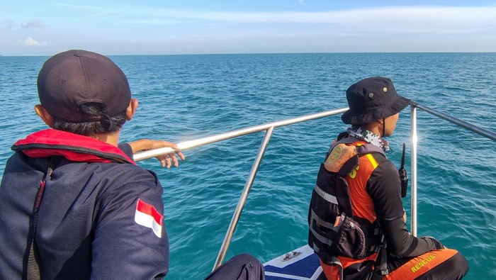 Tim SAR gabungan melakukan evakuasi serpihan dari helikopter milik Polri NBO-105 yang jatuh di perairan Manggar, Belitung Timur, Kepulauan Bangka Belitung, Senin (28/11/2022). Tim SAR gabungan berhasil menemukan serpihan helikopter NBO-105 Polri dan mengevakuasi satu jenazah korban yang merupakan mekanik helikopter tersebut. ANTARA FOTO/Dok Kantor SAR Pangkal Pinang/Handout/Lmo/wsj.