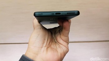 Bagian bawah iQOO 11. Foto: Adi Fida Rahman/detikINET