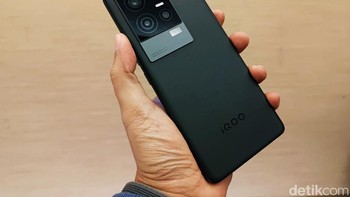 iQOO 11 warna hitam. Foto: Adi Fida Rahman/detikINET