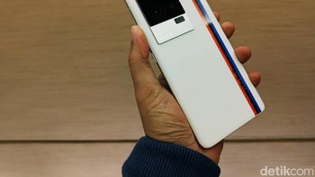 iQOO 11 warna putih. Foto: Adi Fida Rahman/detikINET