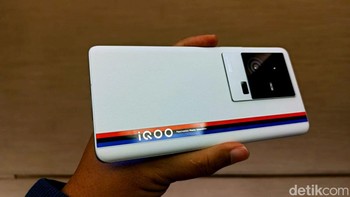 iQOO 11 dihiasi garis ciri khas BWM Motor Sport. Foto: Adi Fida Rahman/detikINET