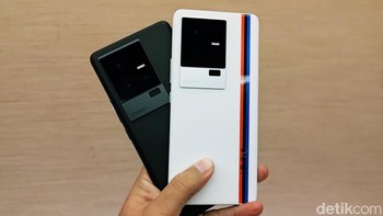iQOO 11 hadir dalam dua varian warna. Foto: Adi Fida Rahman/detikINET