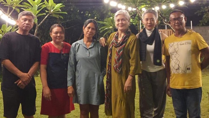 Irma Hutabarat (ketiga dari kanan) saat menemui keluarga Bharada E di Manado.