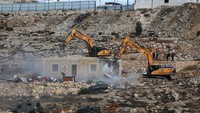 Diketahui Israel menetapkan harga terlalu tinggi untuk izin bangunan, sehingga tidak dapat dijangkau oleh warga Palestina.  